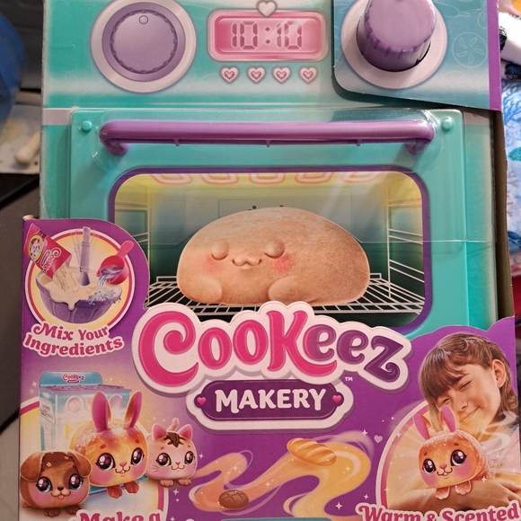 Cookeez Makery Baked Treatz Blue- Hard to Find Oven, Scented, Interactive NEW - Picture 2 of 5
